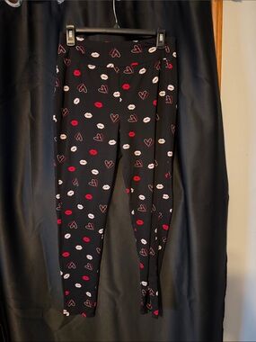 Black women Leggings with Red & White Lip and Heart Print